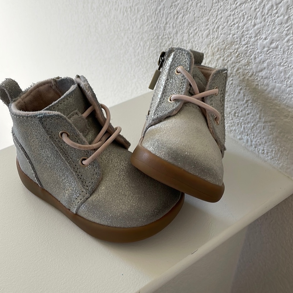 Ugg kids toddler size 2/3